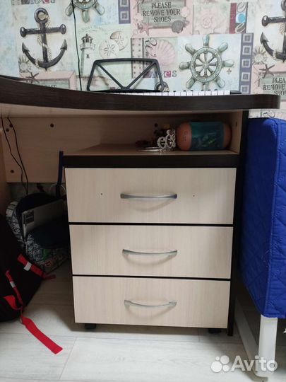 Угловой письменный стол с тумбой