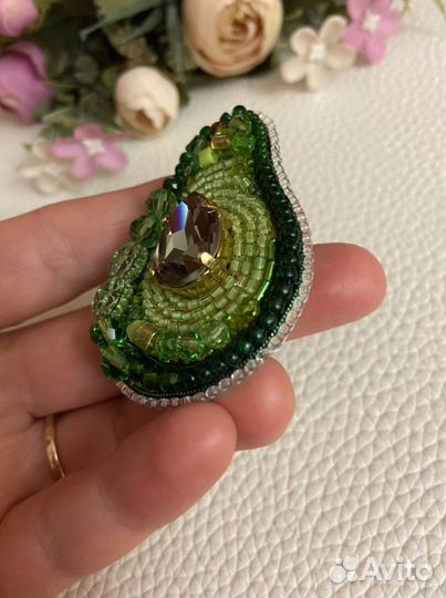 Брошь из бисера Авокадо