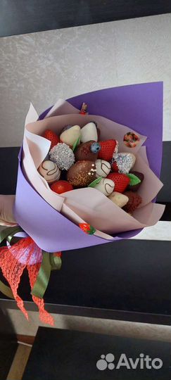Букеты, сладкие из шоколада и клубники с цветами