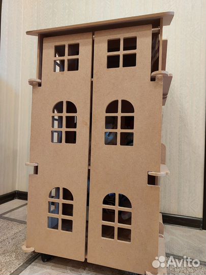 Большой деревянный кукольный домик