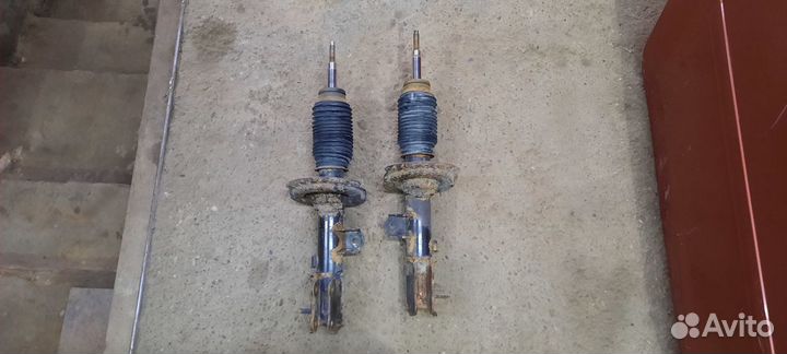 Хендай солярис амортизаторы передние продам