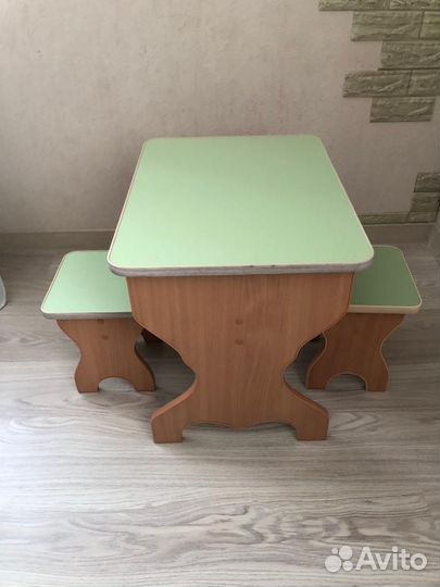 Детский игровой столик с двумя табуретками