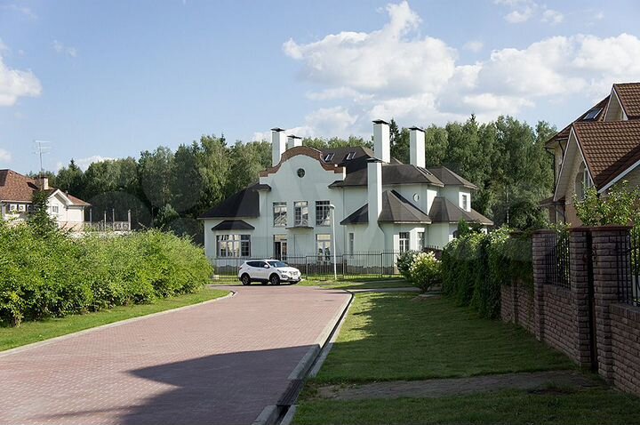 Дом 784 м² на участке 40 сот.