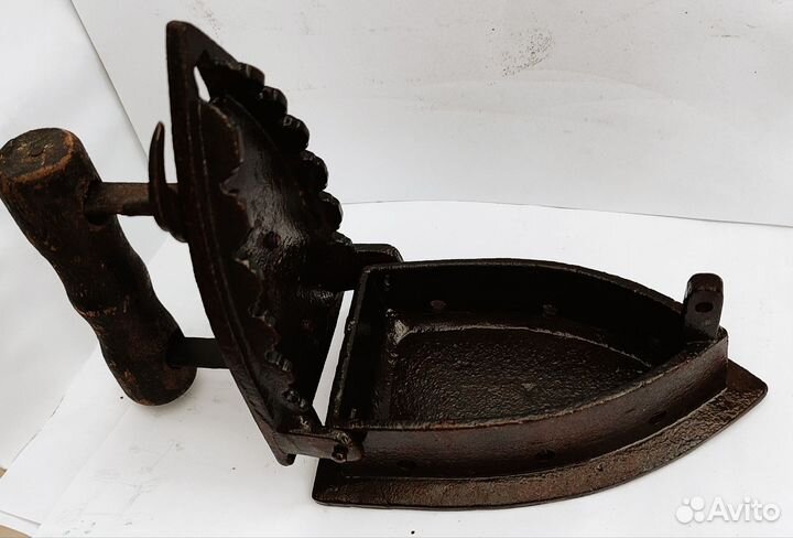 Старинный угольный утюг