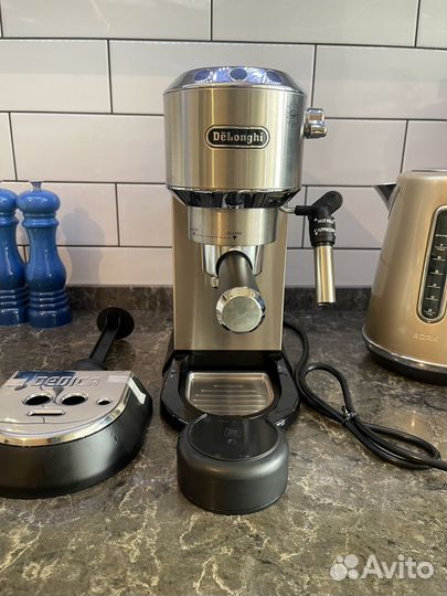 Кофеварка рожковая Delonghi EC685M серебристый