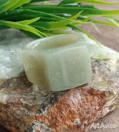Кольцо печатка нефрит