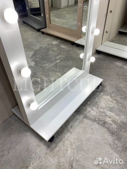 Гримерное зеркало с лампочками