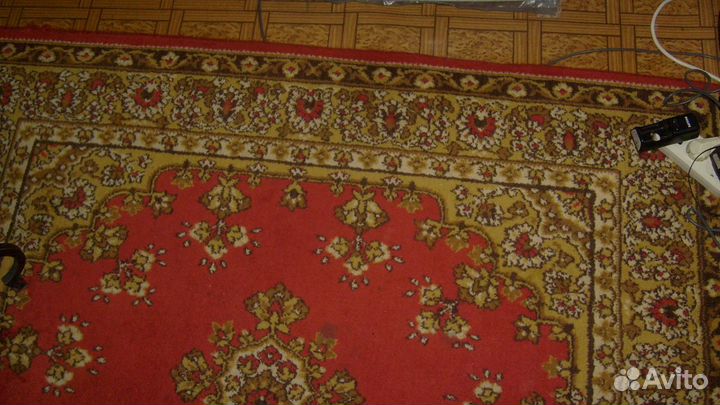 Ковер шерстяной красивый