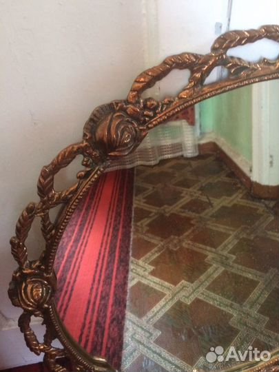 Зеркало в металлической раме