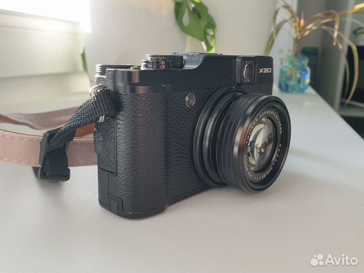 Компактный фотоаппарат Fujifilm x20