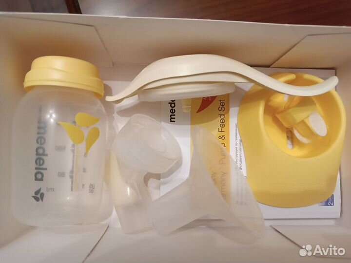 Молокоотсос ручной и бутылочка с соской medela