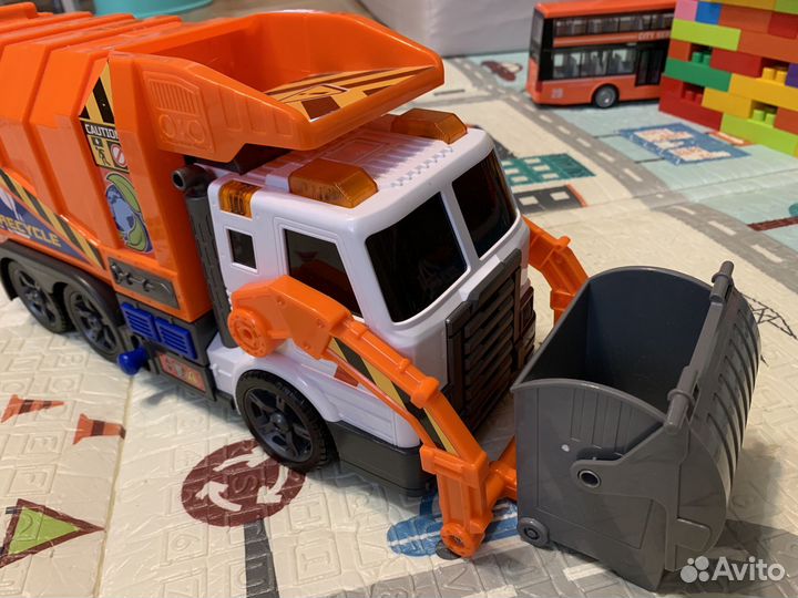 Детская игрушка мусоровоз