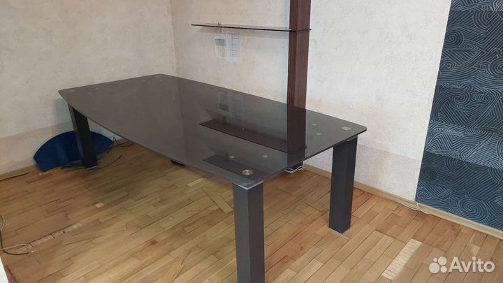 Стеклянный стол для совещания