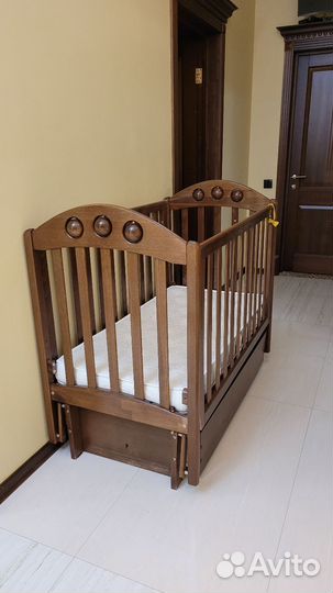 Детская кроватка с продольным маятником и матрасом