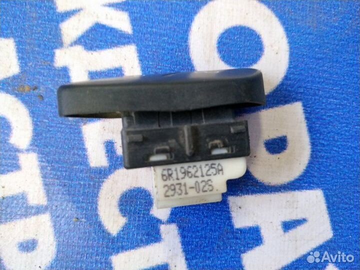 Кнопка центрального замка Volkswagen Polo 5 седан