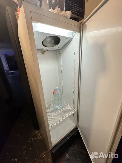 Холодильный шкаф в кафе и для дома