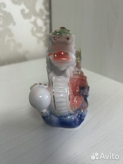 Дракон фарфоровый статуэтка