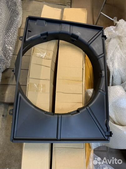 Диффузор радиатора бензин Mitsubishi Pajero IV