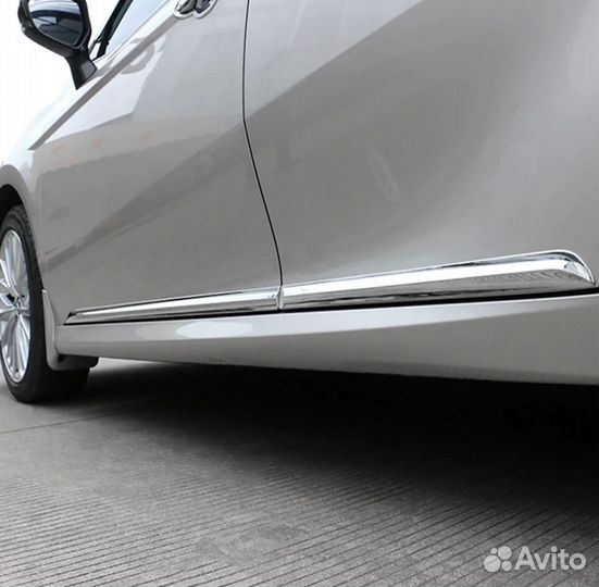 Боковой молдинг на двери Toyota Camry V55/70