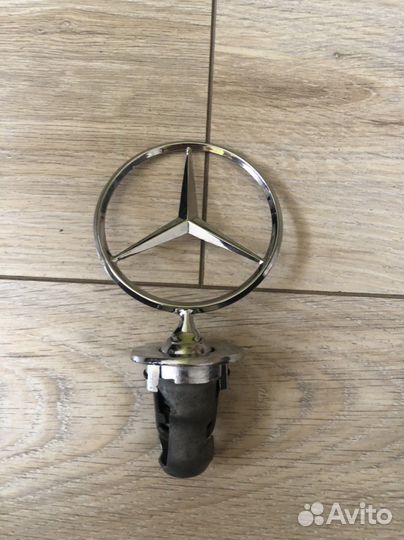 Значок Mercedes на капот
