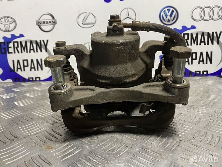 Передний правый суппорт Nissan Teana J32