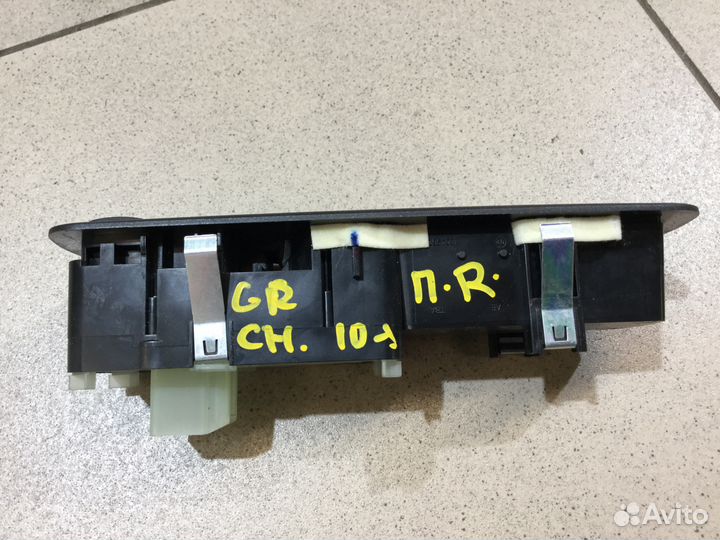 Кнопка стеклоподъемника правая Гранд Чероки с 2010