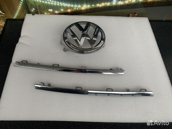 Передняя эмблема Фольксваген Гольф 7