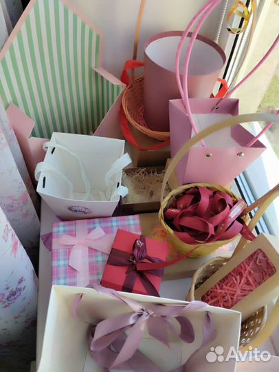 Корзинки коробки для подарков пакетом
