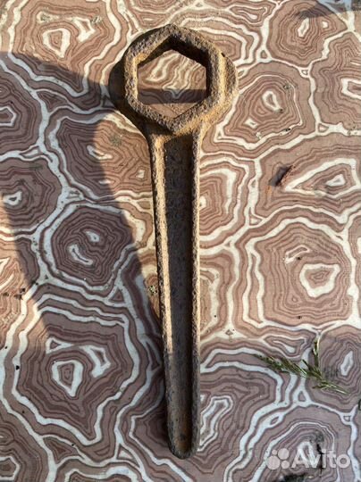 Старинный гаечный ключ