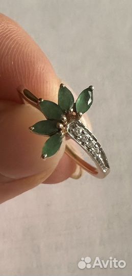Золотые серьги и кольцо бриллиантами и изумрудами