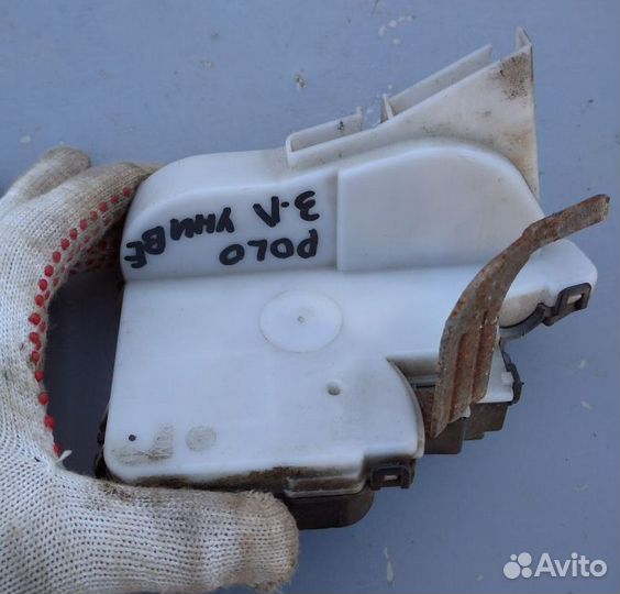 Замок задней левой двери Volkswagen Polo 3