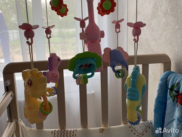 Музыкальный мобиль на кроватку