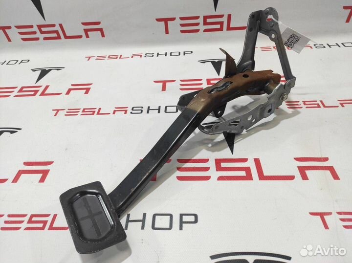 Педаль тормоза Tesla Model S 2015 1050657-00-A