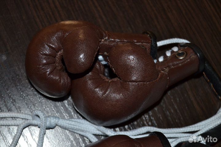 Две пары коричневых сувенирных боксерских перчаток