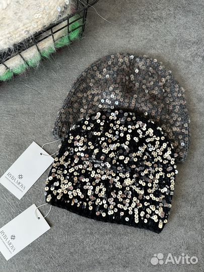 Шапка с пайетками