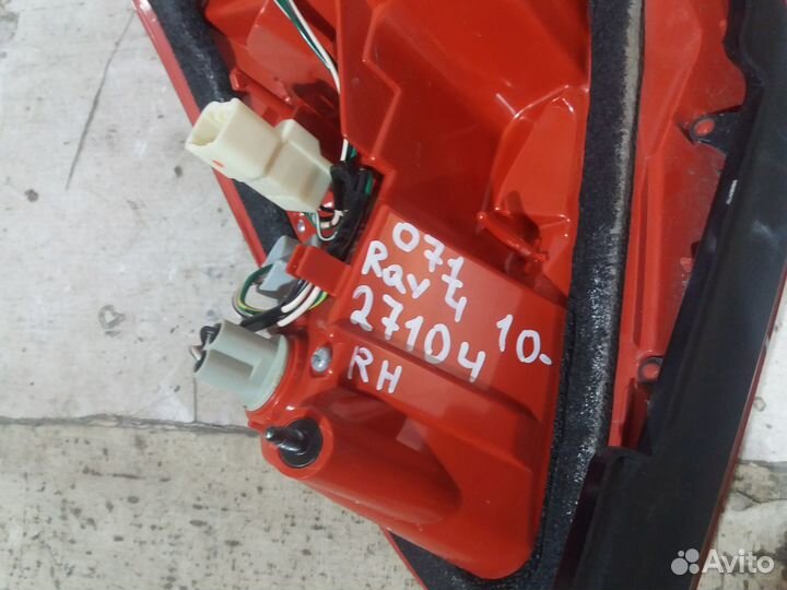 Toyota Rav 4 V30 10- Фонарь Правый 27104