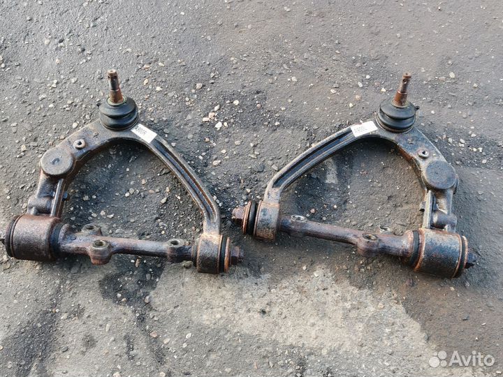 Передний рычаг левый правый тоёта хайс h200 рест