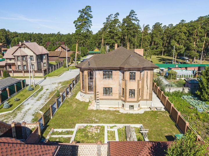 Дом 388,2 м² на участке 10 сот.