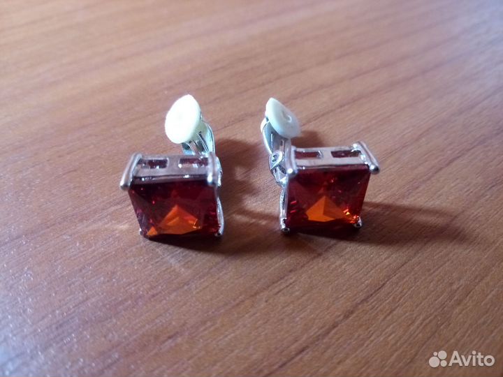 Красные клипсы