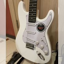 Squier by fender stratocaster белый