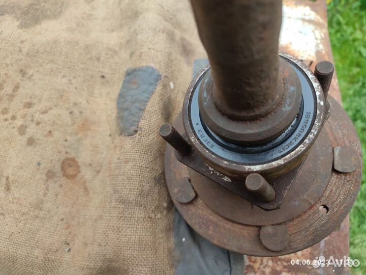 Полуось нива