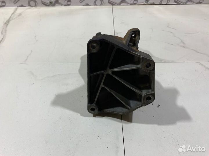 Кронштейн опоры двигателя левый Mercedes W212