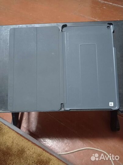 Планшет Samsung T515 с оригинальным чехлом книжкой