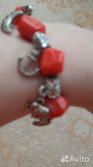 Браслет с кораллом, шармиками на резинке