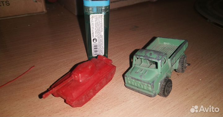 Пластиковый танчик и металлический грузовичок.СССР