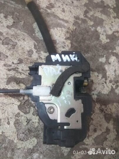 Замок правой двери на Ниссан Микра 2009