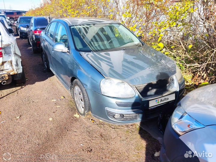 Volkswagen Jetta 1.6 МТ, 2009, битый, 155 000 км