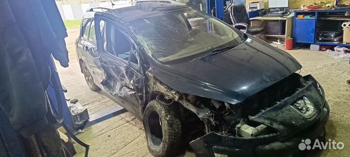 В разборе Peugeot 308