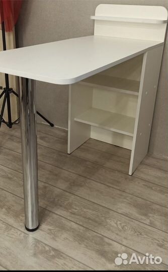 Компактный новый маникюрный стол