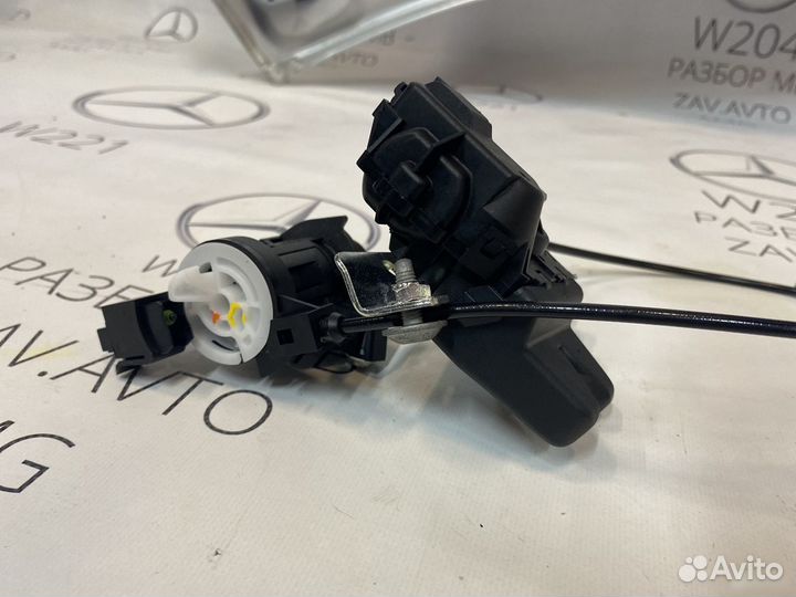 Замок крышки багажника Mercedes W204 W212